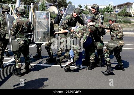 US Air Force Security Forces aus dem 52. Kampfflügel, Luftwaffenstützpunkt Spangdahlem, Deutschland, greifen während der LOKALEN SALTY NATION Übung gegen Eindringlinge an, die versuchen, das Vordertor von Spangdahlem ab zu betreten. Dieses simulierte Ereignis ist eines von vielen, die während einer einwöchigen Übung zur Bereitschaft stattfinden. Betrifft Operation/Serie: ÖRTLICHER Stützpunkt DER SALZNATIONEN: Luftwaffenstützpunkt Spangdahlem Bundesstaat Rheinland-Pfalz Land: Deutschland / Deutschland (DEU) Stockfoto