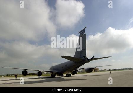 Rückansicht links – mittlere Langzeitaufnahme, während Mitglieder der US Air Force von MacDills 6. Generation Squadron neben dem KC-135, den sie unter dem Schlepptau haben, zu den Treibstoffgruben laufen (nicht abgebildet). Basis: Luftwaffenstützpunkt MacDill Bundesstaat: Florida (FL) Land: Vereinigte Staaten von Amerika (USA) Stockfoto