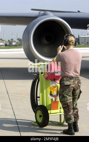 Gerade auf der Rückansicht, mittellang, während US Air Force AIRMAN First Class Valerie Nickolaus, Aircraft Crew CHIEF, 6. Aircraft Generation Squadron, MacDill Air Force Base, Florida, sich darauf vorbereitet, jedes Feuer zu löschen, das beim Anlassen des KC-135 Stratotanker-Triebwerks auftreten könnte. Basis: Luftwaffenstützpunkt MacDill Bundesstaat: Florida (FL) Land: Vereinigte Staaten von Amerika (USA) Stockfoto