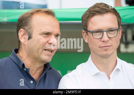 ARCHIVFOTO: Bernd Hoffmann feiert seinen 60. Geburtstag am 21. Januar 2023 spricht Bernd HOFFMANN (links, Verwaltungsvorsitzender, HH) mit Jonas BOLDT (Management Sport, HH), spricht, spricht, spricht, spricht, spricht, Ich spreche, Halblängenporträt, Fußball, DFB Pokal, 1. Hauptrunde, Chemnitzer FC (C) - HSV Hamburg Hamburg (HH) 5: 6, d. h. am 11. August 2019 in Chemnitz. Â Stockfoto