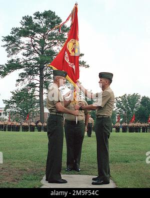 GENERALLEUTNANT Nyland DES US Marine Corps, kommandierender General, 2. Marine Aircraft Wing, übergibt die Farben des US Marine Corps an USMC Lieutenant General Crump, der den kommandierenden General für den 2. Marine Aircraft Wing leitet. USMC Sergeant Major Lemastra von Marine 2. Aircraft Wing begrüßt den Austausch. Basis: Havelock Staat: North Carolina (NC) Land: Vereinigte Staaten von Amerika (USA) Stockfoto