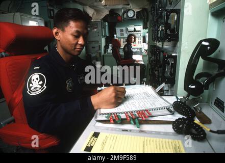 DIE US Air Force Launch Control Officers Lieutenant Marc Llacuna und Lieutenant Jennifer Schutzenhofer führen in einem Peacekeeper Silo in Vandenberg AFB, Kalifornien, Preflight-Checklisten durch. Aus DEM AIRMAN Magazine, Juli 2000 Artikel "Peacekeeper 2000". DIE US Air Force Launch Control Officers Lieutenant Marc Llacuna und Lieutenant Jennifer Schutzenhofer führen in einem Peacekeeper Silo in Vandenberg AFB, Kalifornien, Preflight-Checklisten durch. Aus dem Airman Magazine, Juli 2000 Artikel "Peacekeeper 2000". Stockfoto