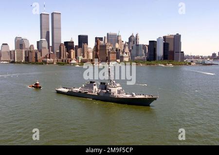 Mit der Skyline der Twin Towers von New York City im Hintergrund ist die USS MCFAUL (DDG 74) während des International Naval Review 2000 (INR 2000) im Hafen von New York festgemacht, während einer Woche lang „Celebration of Sea Power for the Millennium“. Basis: New York Staat: New York (NY) Land: Vereinigte Staaten von Amerika (USA) Stockfoto