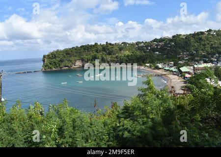 Küste entlang des Fischerdorfes Anse La Raye in St. Lucia. Stockfoto