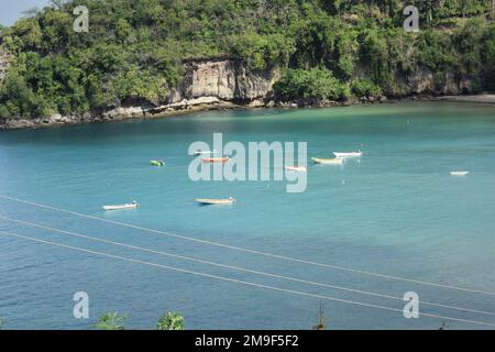 Küste entlang des Fischerdorfes Anse La Raye in St. Lucia. Stockfoto