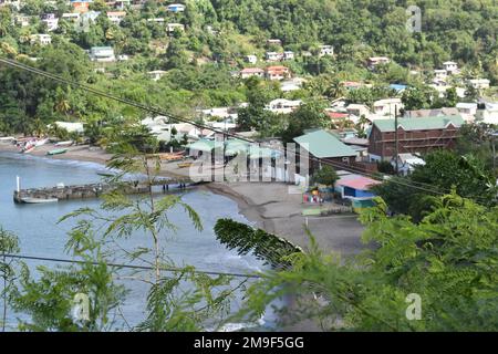 Küste entlang des Fischerdorfes Anse La Raye in St. Lucia. Stockfoto