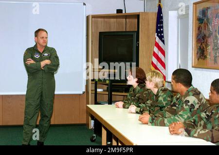 Gerade auf mittlerer Stufe, als US Air Force Major General Kenneth Hess (links), dritter Air Force Commander, mit dem neuen ankommenden FLIEGER am Dienstag, den 11. Juli, am FTAC ( First Term AIRMAN Center) spricht und Fragen für ihn beantwortet. Dies ist Teil einer Führung am Luftwaffenstützpunkt Ramstein Deutschland. Stützpunkt: Luftwaffenstützpunkt Ramstein Bundesland Rheinland-Pfalz Land: Deutschland / Deutschland (DEU) Stockfoto