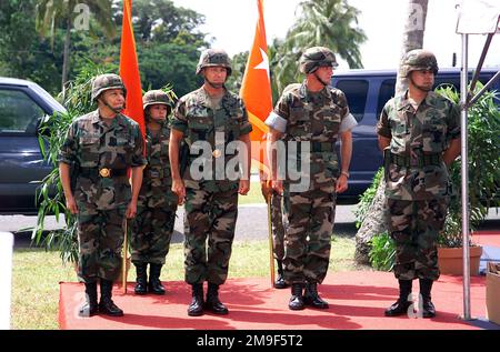 Neuer Befehlshaber, Generalmajor der US-Armee Alfred A. Valenzuela, scheidender Befehlshaber Generalmajor der US-Armee Philip R. Kensinger Jr., US Army South, Fort Buchanan, Puerto Rico, Oberbefehlshaber, US Army Southern Command, Miami-Florida und United States Army South Command Sergeant Major Robert P. Keehu warten auf ein Zeichen, um die Zeremonie zum Kommandowechsel zu beginnen. Basis: Fort Buchanan, San Juan Bundesstaat: Puerto Rico (PR) Land: Vereinigte Staaten von Amerika (USA) Stockfoto