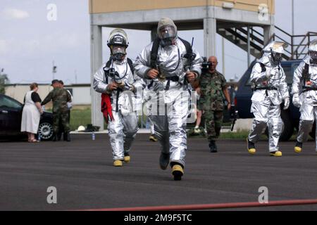 Während einer Übung zur Brandbekämpfung ertönt ein Alarm aus der Praxis. US Air Force AIRMAN First Class Max Wheeler (Vordergrund), 31. Civil Engineer Squadron, Aviano Air Base, Italien, eilt zu seiner Crew, um auf den Ruf zu reagieren. Stützpunkt: Luftwaffenstützpunkt Aviano Staat: Pordenone Land: Italien (ITA) Stockfoto