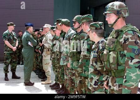 Rechtes Profil mittlere Aufnahme als US Air Force Major General Kenneth Hess (im Fluganzug), Dritter Air Force Commander, Besuche mit Mitgliedern der CRG (Contengency Readiness Group) auf seiner Tour auf der Ramstein Air Base Deutschland 10. Juli. Stützpunkt: Luftwaffenstützpunkt Ramstein Bundesland Rheinland-Pfalz Land: Deutschland / Deutschland (DEU) Stockfoto