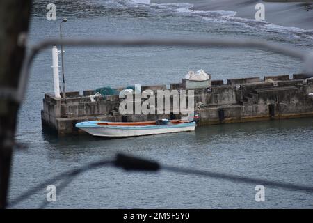 Küste entlang des Fischerdorfes Anse La Raye in St. Lucia. Stockfoto