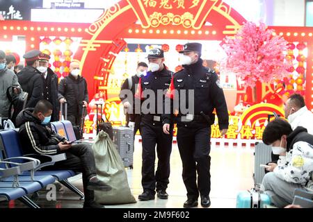 SHENYANG, CHINA - 18. JANUAR 2023 - Polizeibeamte bedienen Passagiere in der Wartehalle eines Bahnhofs in Shenyang, Provinz Liaoning, China, Stockfoto