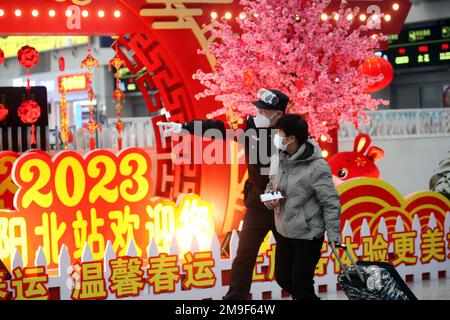 SHENYANG, CHINA - 18. JANUAR 2023 - Polizeibeamte bedienen Passagiere in der Wartehalle eines Bahnhofs in Shenyang, Provinz Liaoning, China, Stockfoto