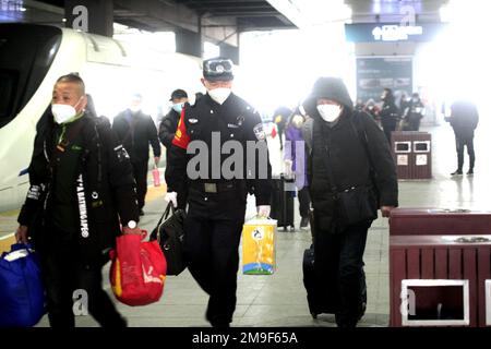 SHENYANG, CHINA - 18. JANUAR 2023 - Polizeibeamte bedienen Passagiere in der Wartehalle eines Bahnhofs in Shenyang, Provinz Liaoning, China, Stockfoto