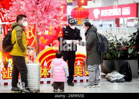 SHENYANG, CHINA - 18. JANUAR 2023 - Polizeibeamte bedienen Passagiere in der Wartehalle eines Bahnhofs in Shenyang, Provinz Liaoning, China, Stockfoto