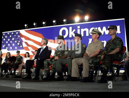 Präsident William Jefferson Clinton, Generalleutnant Earl B. Hailston, General James Smith der US-Luftwaffe, US-Marineadmiral Paul Scholtz und Oberst Micheal J. sullivan der US-Armee hören STAFF Sergeant Shane Wehunt (nicht abgebildet), wie er den Präsidenten während der Zeremonie in Okinawa, Japan, vorstellte. Der Präsident besucht Okinawa Japan im Rahmen eines multinationalen Gipfels, an dem die acht führenden Industrieländer teilnehmen. Staat: Okinawa Land: Japan (JPN) Stockfoto