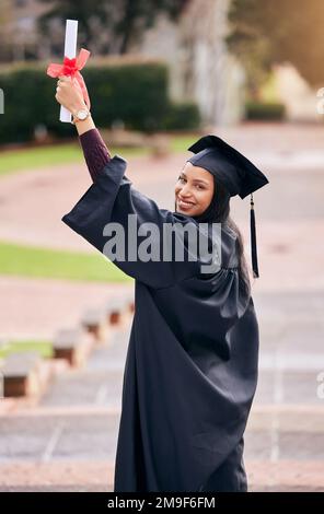 Das wird viele Türen öffnen. Rückblick auf eine attraktive junge Studentin, die am Abschlusstag feiert. Stockfoto