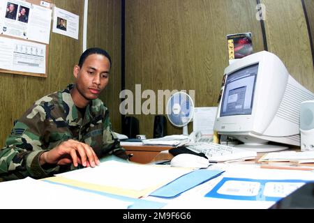 Ansicht von der rechten Seite vorn, mittlere Aufnahme, als US Air Force SENIOR AIRMAN Adrian Mclendon, 731. Munitions Support Squadron, sieht Kundenbelege am Araxos Air Base, Griechenland. SRA Mclendon ist in der „Axe“ stationiert, um das Servicepersonal administrativ zu unterstützen. Basis: Araxos Air Base Land: Griechenland (GRC) Stockfoto