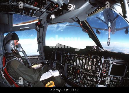 Nahaufnahme aus dem Cockpit eines US Air Force B-1B Lancer-Flugzeugs als USAF-Oberstleutnant Michael Kock vom 28. Bombengeschwader Dyess AFB, Texas, manövriert das Flugzeug mit einem wartenden KC-135 Stratotanker-Tankboom in Betankungsposition. Aus DEM AIRMAN Magazine, August 2000 Artikel "One Hot Bomber". Nahaufnahme aus dem Cockpit eines US Air Force B-1B Lancer-Flugzeugs als USAF-Oberstleutnant Michael Kock vom 28. Bombengeschwader Dyess AFB, Texas, manövriert das Flugzeug mit einem wartenden KC-135 Stratotanker-Tankboom in Betankungsposition. Von Airman M. Stockfoto