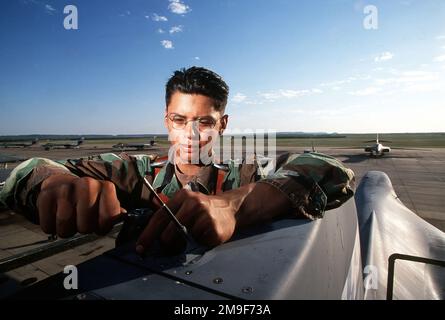 US Air Force AIRMAN First Class Edward Vela, defensiver Avionik-Spezialist, arbeitet am Avionik-System hoch oben auf einem USAF B-1B Lancer-Flugzeug der 28. Bombenstaffel, Dyess AFB, Texas, parkt auf der Fluglinie. Aus DEM AIRMAN Magazine, August 2000 Artikel "One Hot Bomber". US Air Force Airman First Class Edward Vela, defensiver Avionik-Spezialist, arbeitet am Avioniksystem hoch oben auf einem USAF B-1B Lancer-Flugzeug des 28. Bombengeschwaders, Dyess AFB, Texas, das auf der Fluglinie geparkt ist. Aus dem Airman Magazine, August 2000 Artikel "One Hot Bomber". Stockfoto