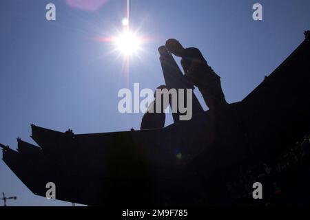 US Air Force AIRMAN First Class Matthew Dickinson (links) und A1C Joshua Price, 603. Air Control Squadron, Aviano Air Base, Italien, testen Sie die Antenne des Quick Reaction Satellite. Die 603. ACS bereitet sich auf die gemeinsame NATO-Übung TAKTISCHER KAMPFWAFFEN 2000 vor. Einsatzgebiet/Serie: TAKTISCHE KAMPFWAFFEN Stützpunkt 2000: Luftwaffenstützpunkt Aviano Staat: Pordenone Land: Italien (ITA) Stockfoto