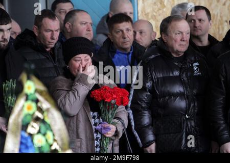 DNIPRO, UKRAINE - 17. JANUAR 2023 - die Menschen zollen dem ukrainischen Boxer, dem verdienten Trainer der Ukraine und Cheftrainer der Boxmannschaft von ihre letzte Ehre Stockfoto