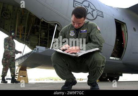 US Air Force STAFF Sergeant Glen Garlick, vom the156. Airlift Squadron, North Carolina Air National Guard, füllt vor dem Start von Point Salines, Grenada, zur Roosevelt Roads Naval Air Station, Puerto Rico, die Unterlagen aus. Die C-130 wurde zum Transport der Marines (nicht abgebildet) entsandt, nachdem sie am 7. August 2000 einen dreimonatigen Einsatz im Rahmen der Joint Task Force Midas in Grenada beendet hatten. Das 820. Red HORSE Squadron der Air Force, Nellis Air Force Base, Nevada (nicht abgebildet) und das 8. Engineer Support Bataillon der Marine, Camp Lejeune, North Carolina, sind Teil einer größeren Humanitaria Stockfoto