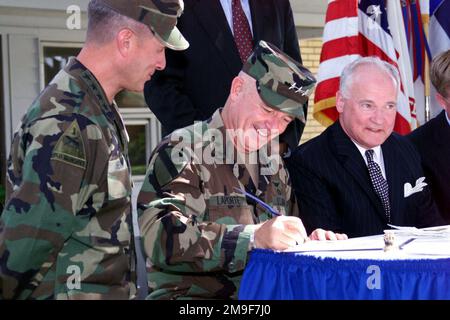 General John Hendrix, Commander US Army Forces Command (FORSCOM), sieht sich als Lieutenant General Leon Laporte, III Corps und Fort Hood Commander und der ehrenwerte Mahlon Apgar IV die offizielle Partnerschaftserklärung Residency Communities Initiative (Initiative für Wohngemeinschaften) unterzeichnen. Die Zeremonie fand symbolisch unter einer großen texanischen Eiche vor dem Wohnhaus Building 5721-2, Fort Hood, Texas, am 8. August 2000 statt. Basis: Fort Hood Bundesstaat: Texas (TX) Land: USA (USA) Szene Hauptkommando gezeigt: FORSCOM Stockfoto