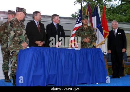 General Eric K. Shinseki, STABSCHEF der US-Armee, spricht über die positiven Auswirkungen, die die Residential Communities Initiative während der offiziellen Unterzeichnungszeremonie der Residential Communities Initiative Partnership Declaration auf Militärfamilien, Fort Hood und die Gemeinden in Zentraltexas haben wird. Die Zeremonie fand symbolisch unter einer großen texanischen Eiche vor dem Wohnhaus Building 5721-2, Fort Hood, Texas, am 8. August 2000 statt. Von links: Generalleutnant Leon Laporte, III. Korps und Fort Hood Commander, General John Hendrix, Commander US Army Forces Command (FORSCOM), C. Stockfoto