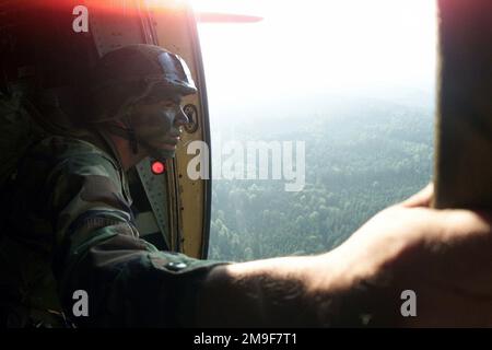 Profil der rechten Seite mittlere Nahaufnahme, während US Army Sergeant Jemery Cowham, Jumpmaster mit DEN 1. des 508. Bataillierten Infanterie-Bataillon-Kampfteams (ABCT), 173. Brigade aus Vicenza, Italien, sich auf den Sprung von einer US Air Force C-130 Hercules vom 37. Luftwaffengeschwader, Ramstein Air Base, Deutschland, vorbereitet. Während er und seine Einheit am 09. August 2000 in der Bunker Drop Zone in Grafenwohr, Deutschland, für Lion Drop 12 landen. Betreff Betrieb/Serie: LION DROP 12 Land: Deutschland / Deutschland (DEU) Stockfoto