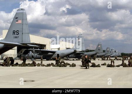 Gerade noch auf lange Sicht, während sich US-Armeetruppen der 1. des 508. Battalion Combat Team (ABCT) der Infanterie, 173. Brigade, auf eine Reihe von US Air Force C-130 Hercules-Frachtflugzeugen der 37. Luftwaffenstaffel, Luftwaffenstützpunkt Ramstein, Deutschland, vorbereiten. Die Fallschirmjäger der Armee werden in Grafenwohr über einer Abwurfzone abgesetzt. Diese Mission dient der direkten Unterstützung von Operation Lion Drop 12. Betreff Operation/Serie: LION DROP 12 Base: Luftwaffenstützpunkt Ramstein Bundesland Rheinland-Pfalz Land: Deutschland / Deutschland (DEU) Stockfoto