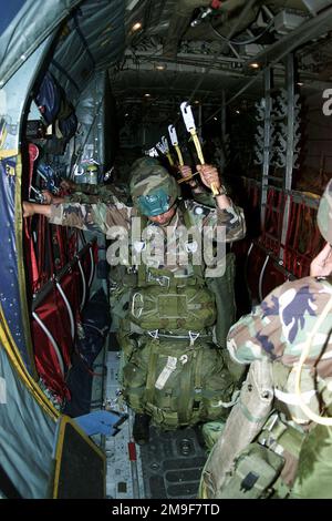 Gerade im mittleren Innenbereich, während US-Armee-Truppen der 1. des 508. Infanterie-Airborne-Battalion-Kampfteams (ABCT), 173. Airborne Brigade, aus Vicenza, Italien, an Bord einer US Air Force C-130 Hercules von der 37. Airlift-Einheit, Ramstein Air Base, Deutschland, warten. Während sie sich am 09. August 2000 für den Löwenabwurf 12 in der Bunker Drop Zone in Grafenwohr, Deutschland, vorbereiten. Betreff Betrieb/Serie: LION DROP 12 Land: Deutschland / Deutschland (DEU) Stockfoto