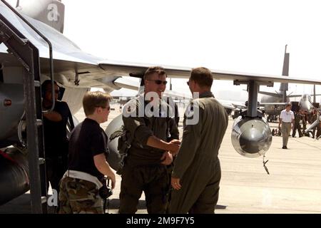 Mittellange Aufnahme, Captain Robert PETTY, USAF wird von First Lieutenant Sean Gustafson, USAF und AIRMAN First Class Tonya Wood, USAF in der Fluglinie vor dem linken Flügel einer F-16 Fighting Falcon begrüßt. Das Personal ist vom 23. Kampfgeschwader, Spangdahlem Air Base Deutschland, beteiligt an der letzten Green Flag Übung, Nellis AFB, Nevada. Betrifft Operation/Serie: GREEN FLAG Base: Nellis Air Force Base Staat: Nevada (NV) Land: Vereinigte Staaten von Amerika (USA) Stockfoto