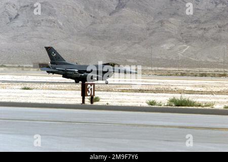 Long Shot, Seitenansicht rechts, F-16C Fighting Falcon, „SP“-Schlussbuchstaben (52. Fighter Wing, Luftwaffenstützpunkt Spangdahlem, Deutschland) am Flügel befestigtes AIM-120 AMRAAM, auf der Taxistand, Bergseite im Hintergrund. Ein 52. Fighter Wing F-16C trifft zusammen mit dem 23. Fighter Squadron auf der Nellis AFB, Nevada ein, um an der letzten Übung zur Green Flag teilzunehmen. Betrifft Operation/Serie: GREEN FLAG Base: Nellis Air Force Base Staat: Nevada (NV) Land: Vereinigte Staaten von Amerika (USA) Stockfoto