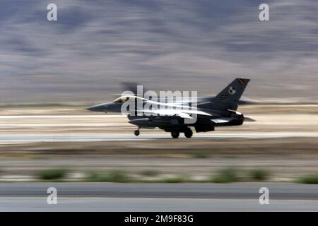 Mittelgroße Long Shot, Seitenansicht links, F-16C Fighting Falcon on on take off, Notrad Off Runway, Flugzeug ist mit am Flügel befestigtem AIM-120 AMRAAM ausgerüstet und hat „SP“-Schlussbuchstaben (52. Fighter Wing, Luftwaffenstützpunkt Spangdahlem, Deutschland), zweites Flugzeug und Bergseite im Hintergrund. Ein 52. Kampfflugzeug fliegt mit dem 23. Kampfgeschwader bei der letzten Green-Flag-Übung, Nellis AFB, Nevada. Betrifft Operation/Serie: GREEN FLAG Base: Nellis Air Force Base Staat: Nevada (NV) Land: Vereinigte Staaten von Amerika (USA) Stockfoto