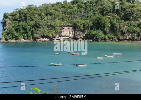 Küste entlang des Fischerdorfes Anse La Raye in St. Lucia. Stockfoto