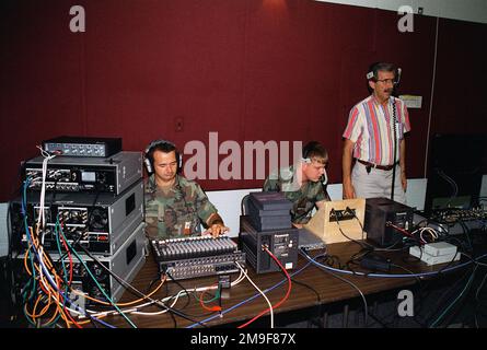 US Army Sergeant Jerome Day (links), managt das Vidiotape/Audio Components, während DER SPEZIALIST John Kruman (Center) den Video-Umschalter betreibt und Ray Whitehair (rechts) eine Remote-Aufzeichnungseinrichtung leitet. Das Team dokumentiert den 91X. Und 71M. Kurzkurs, der am 14. August im Blesses Auditorium, Fort Sam Houston, San Antonio, Texas, stattfindet. 2000. Basis: Fort Sam Houston, San Antonio Staat: Texas (TX) Land: Vereinigte Staaten von Amerika (USA) Stockfoto