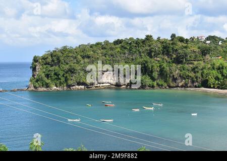 Küste entlang des Fischerdorfes Anse La Raye in St. Lucia. Stockfoto