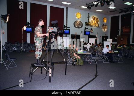 US Army SPECIALIST Christopher Snell, ein Kameramann der Fort Sam Houston Audio/Visual Production Facility, filmt den Kurzkurs 91X und 71M, der am 14. August im Blesse Auditorium, Fort Sam Houston, San Antonio, Texas, stattfand. 2000. Basis: Fort Sam Houston, San Antonio Staat: Texas (TX) Land: Vereinigte Staaten von Amerika (USA) Stockfoto