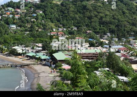 Küste entlang des Fischerdorfes Anse La Raye in St. Lucia. Stockfoto