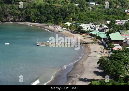 Küste entlang des Fischerdorfes Anse La Raye in St. Lucia. Stockfoto