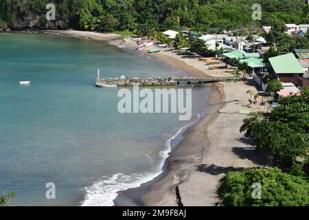 Küste entlang des Fischerdorfes Anse La Raye in St. Lucia. Stockfoto