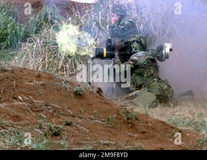 US Marine Corps Lance Corporal Spencer und US Marine Corps Hospitalman 3. Klasse Noah vom 1. Bataillon, 3. Marines, Waffenfirma feuert die Drachen-Rakete ab, während sie in den Schofield Army Barracks, Hawaii trainiert. Basis: Schofield Army Barracks Staat: Hawaii (HI) Land: Vereinigte Staaten von Amerika (USA) Stockfoto