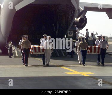 Mitglieder der US Air Force Honor Guard aus Hawaii entladen die Särge amerikanischer Soldaten von einem C-17 Globemaster III Die Reparationszeremonie fand am 29. August 2000 in der Luftwaffenbasis Hickam, Hi., statt Basis: Luftwaffenstützpunkt Hickam Bundesstaat Hawaii (HI) Land: Vereinigte Staaten von Amerika (USA) Stockfoto