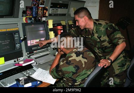 US Army Specialists (SPC) Mario Guzman (Standing) und SPC Allen Cheung, US Army Visual Information Center, arbeiten mit dem HAL Video Compositor System an Videoprogrammen. Basis: Pentagon Staat: District of Columbia (DC) Land: Vereinigte Staaten von Amerika (USA) Stockfoto