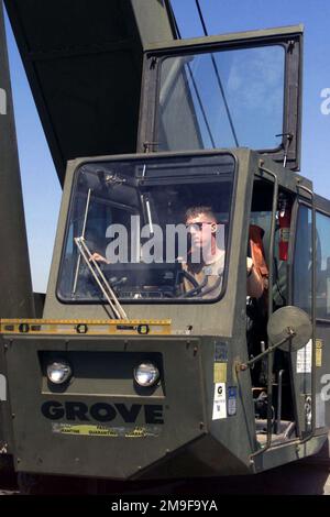 US Navy (USN) Equipment Operator (EO) Constructionman (CN) Mike Weaver Amphibious Construction Battalion, Naval Amphibious Base Coronado, Kalifornien (CA), betreibt während der Übung TURBO PATRIOT, einer Joint Logistics Over-the-Shore (JLOTS) Übung, in Camp Pendleton, Kalifornien (CA) einen Grove schweren Hebekran auf einem temporären Damm. Betreff Operation/Serie: TRUBO PATRIOT Base: Marine Corps Base Camp Pendleton Bundesstaat: Kalifornien (CA) Land: Vereinigte Staaten von Amerika (USA) Stockfoto