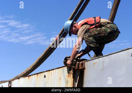 US Army (USA) Specialists (SPC) Frederick P. Hawley, 331. Transportation Battalion, bereitet im Camp Pendleton, Kalifornien, eine schwimmende Brücke mit Dreizack für Roll-on Roll-off (Ro-RO)-Operationen während der Übung Turbo PATRIOT, einer Joint Logistics Over-the-Shore (JLOTS)-Übung, vor. Betreff Operation/Serie: TRUBO PATRIOT Base: Marine Corps Base Camp Pendleton Bundesstaat: Kalifornien (CA) Land: Vereinigte Staaten von Amerika (USA) Stockfoto