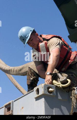 US Army (USA) Specialists (SPC) Frederick P. Hawley, 331. Transportation Battalion, befestigt ein Hebeseil an einem Abschnitt einer dreizigsten schwimmenden Brücke während der Übung TURBO PATRIOT, einer Joint Logistics Over-the-Shore (JLOTS) Übung, im Camp Pendleton, Kalifornien. Betreff Operation/Serie: TRUBO PATRIOT Base: Marine Corps Base Camp Pendleton Bundesstaat: Kalifornien (CA) Land: Vereinigte Staaten von Amerika (USA) Stockfoto