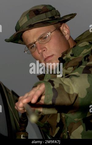 DER SENIOR AIRMAN der US Air Force Jeremy Diehl, Ground Radio Maintenance Apprentice, 603. Air Control Squadron, Aviano Air Base, Italien, installiert eine UKW-Flachband-Antenne. Die 603. wird nach Bovbjerg, Dänemark, entsandt, um Kommando und Kontrolle für einen Offensive- und Defensivflugeinsatz in einer jährlichen Tactical Fighter Weapon Übung 'TFW' und einem NATO Air Meeting zu übernehmen. TFW und NATO Air Meet sind multinationale Übungen, die dazu dienen, taktische und logistische Fähigkeiten in einer kombinierten Trainingsumgebung zu üben und zu verbessern. Einsatzgebiet/Serie: NATO AIR MEETTACTICAL-KAMPFWAFFE-ÜBUNGSBASIS: Bou Stockfoto