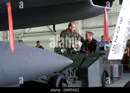 Dale Earnhardt Jr., 1999 NASCAR Busch Champion, erhält Anweisungen von STAFF Sergeant Johnny Martin, Arms Load Crew CHIEF vom 27. Kampfgeschwader, Langley Air Force Base, Virginia. Earnhardt Jr. war einer von fünf NASCAR-Fahrern, die an einem Wettbewerb für die Ladungsbesatzung bei Langley AFB teilnahmen. Basis: Luftwaffenstützpunkt Langley Bundesstaat: Virginia (VA) Land: Vereinigte Staaten von Amerika (USA) Stockfoto